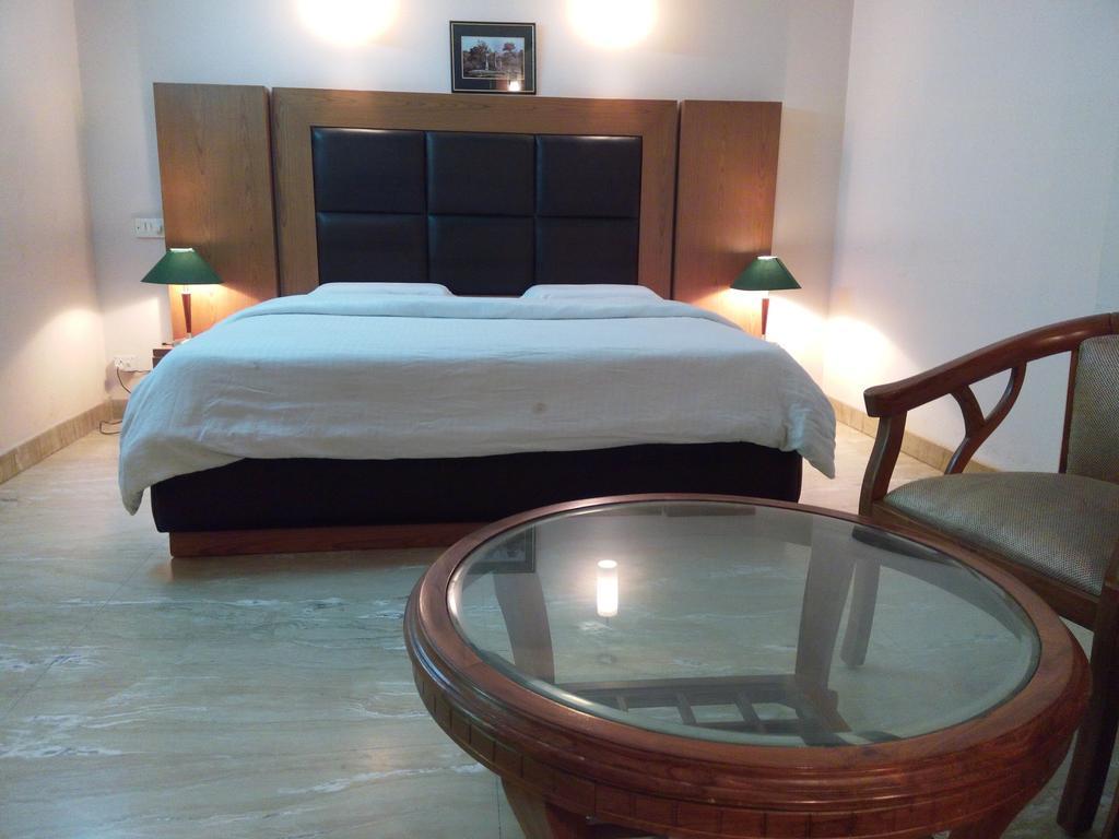 Hotel Queens Residency Gurgaon Phòng bức ảnh