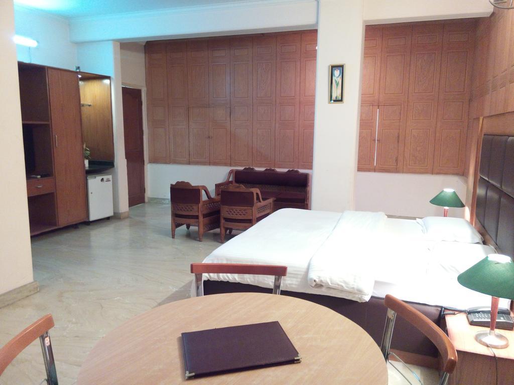 Hotel Queens Residency Gurgaon Phòng bức ảnh