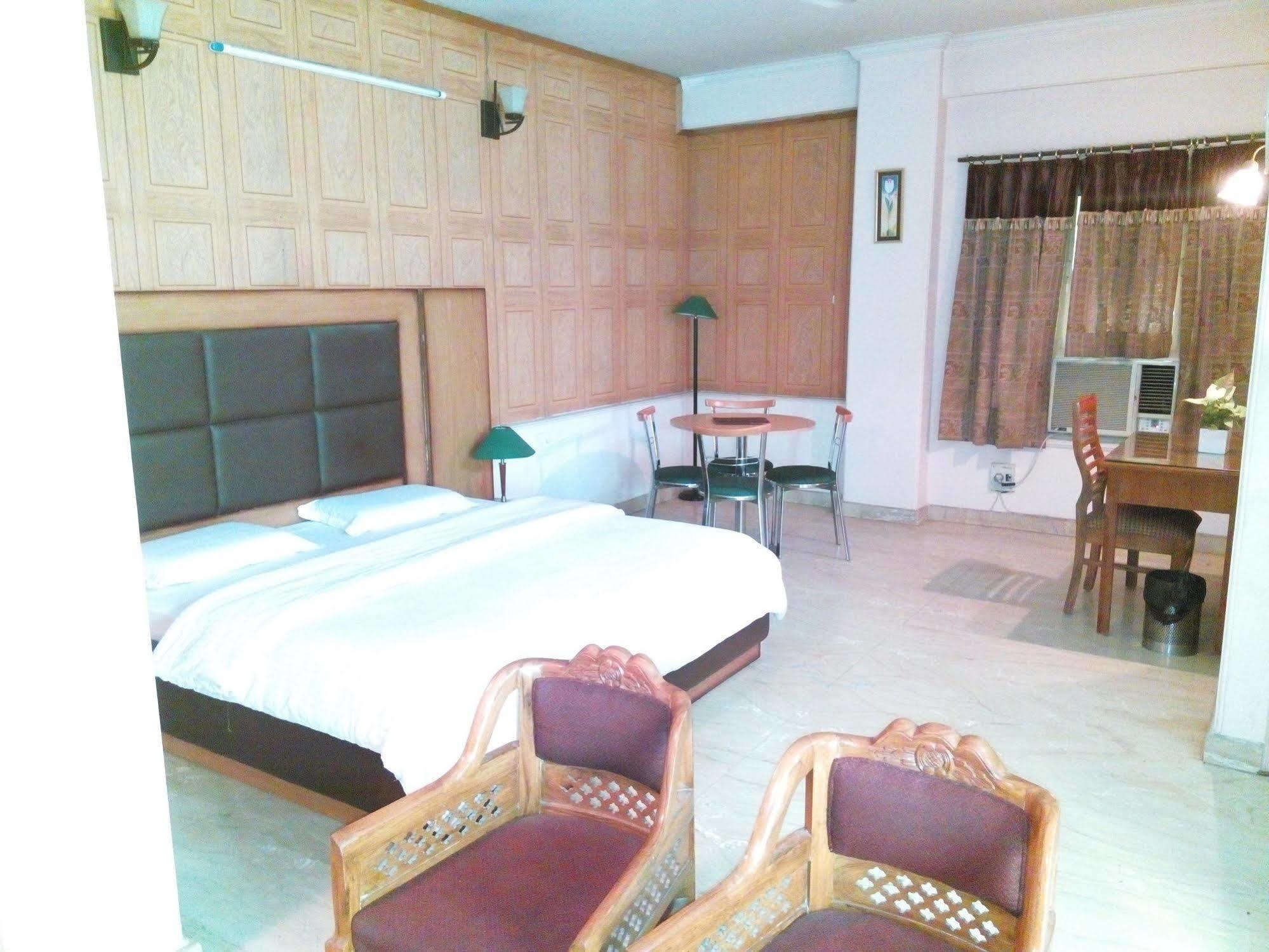 Hotel Queens Residency Gurgaon Ngoại thất bức ảnh