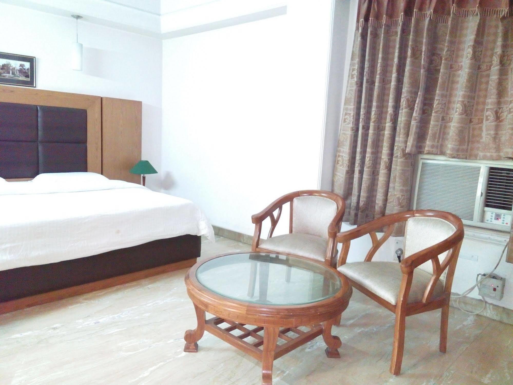 Hotel Queens Residency Gurgaon Ngoại thất bức ảnh
