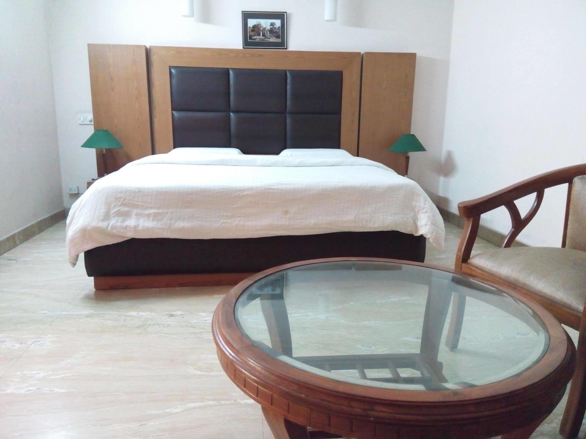 Hotel Queens Residency Gurgaon Ngoại thất bức ảnh