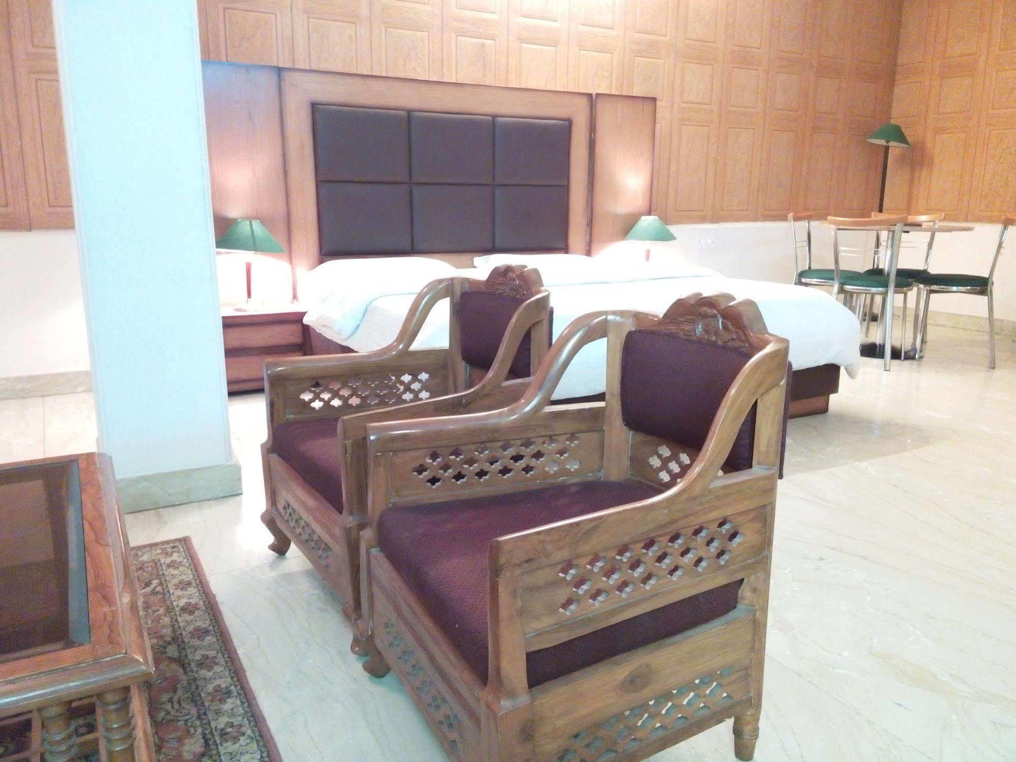 Hotel Queens Residency Gurgaon Ngoại thất bức ảnh
