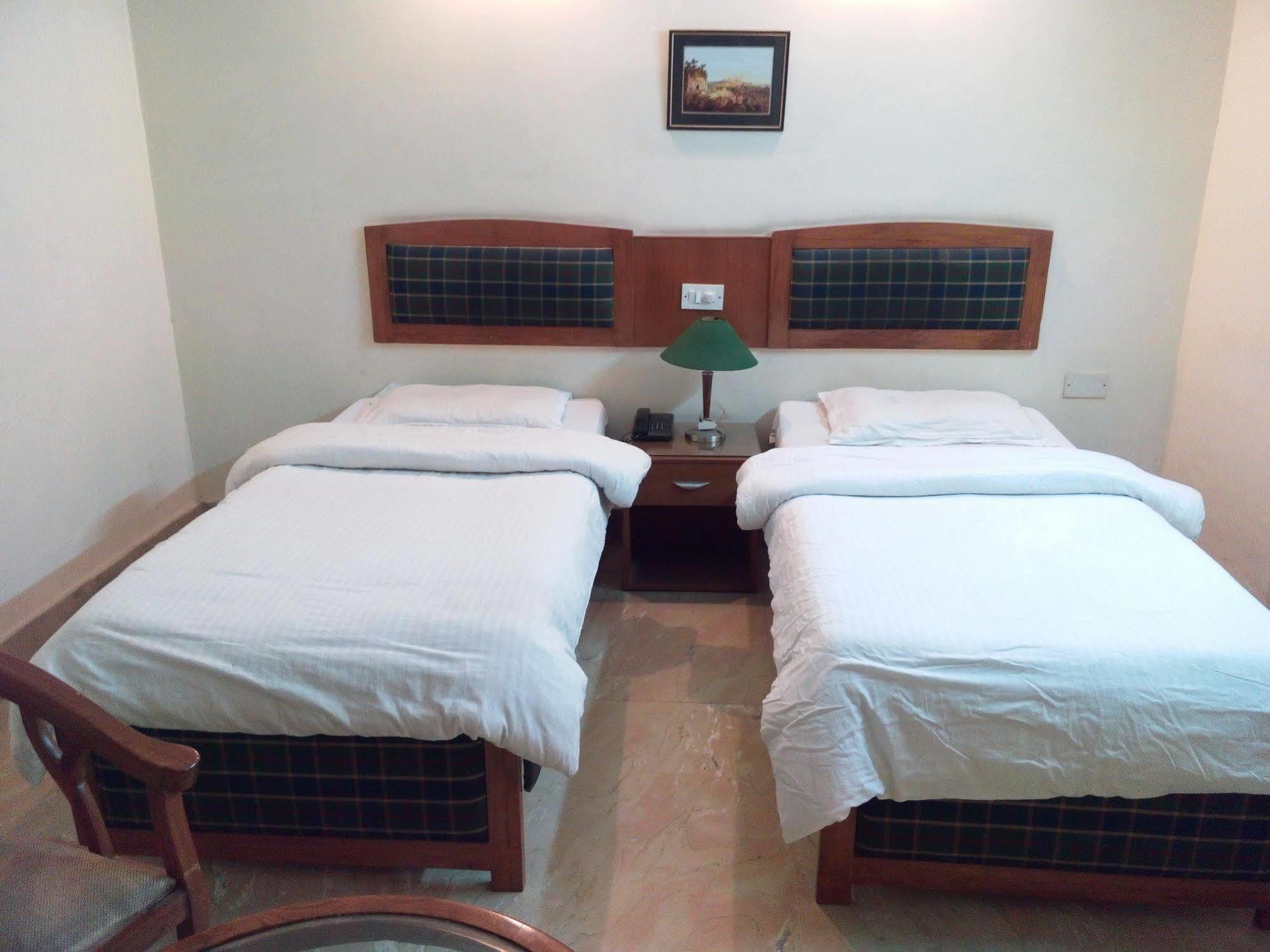 Hotel Queens Residency Gurgaon Ngoại thất bức ảnh