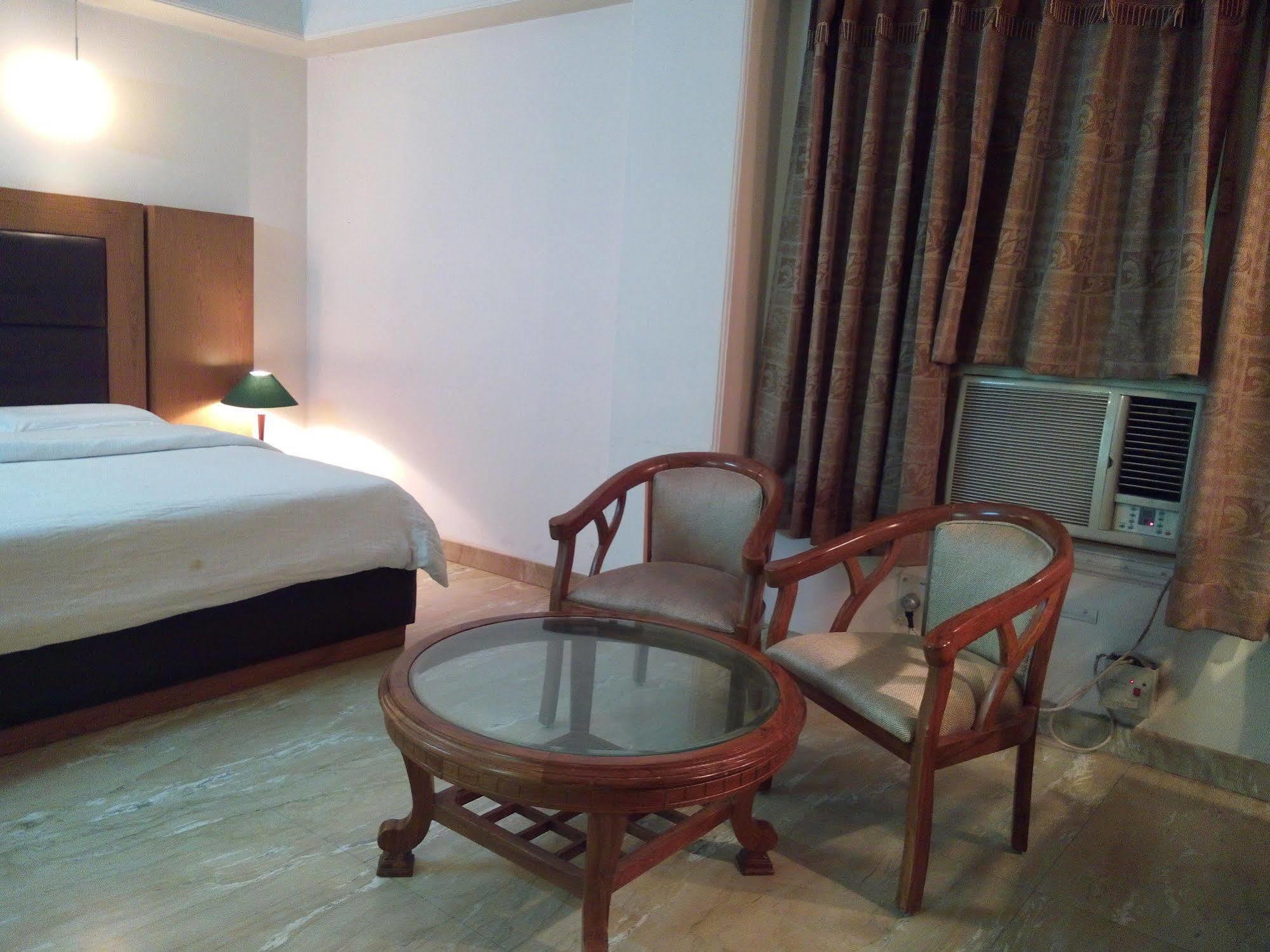 Hotel Queens Residency Gurgaon Ngoại thất bức ảnh