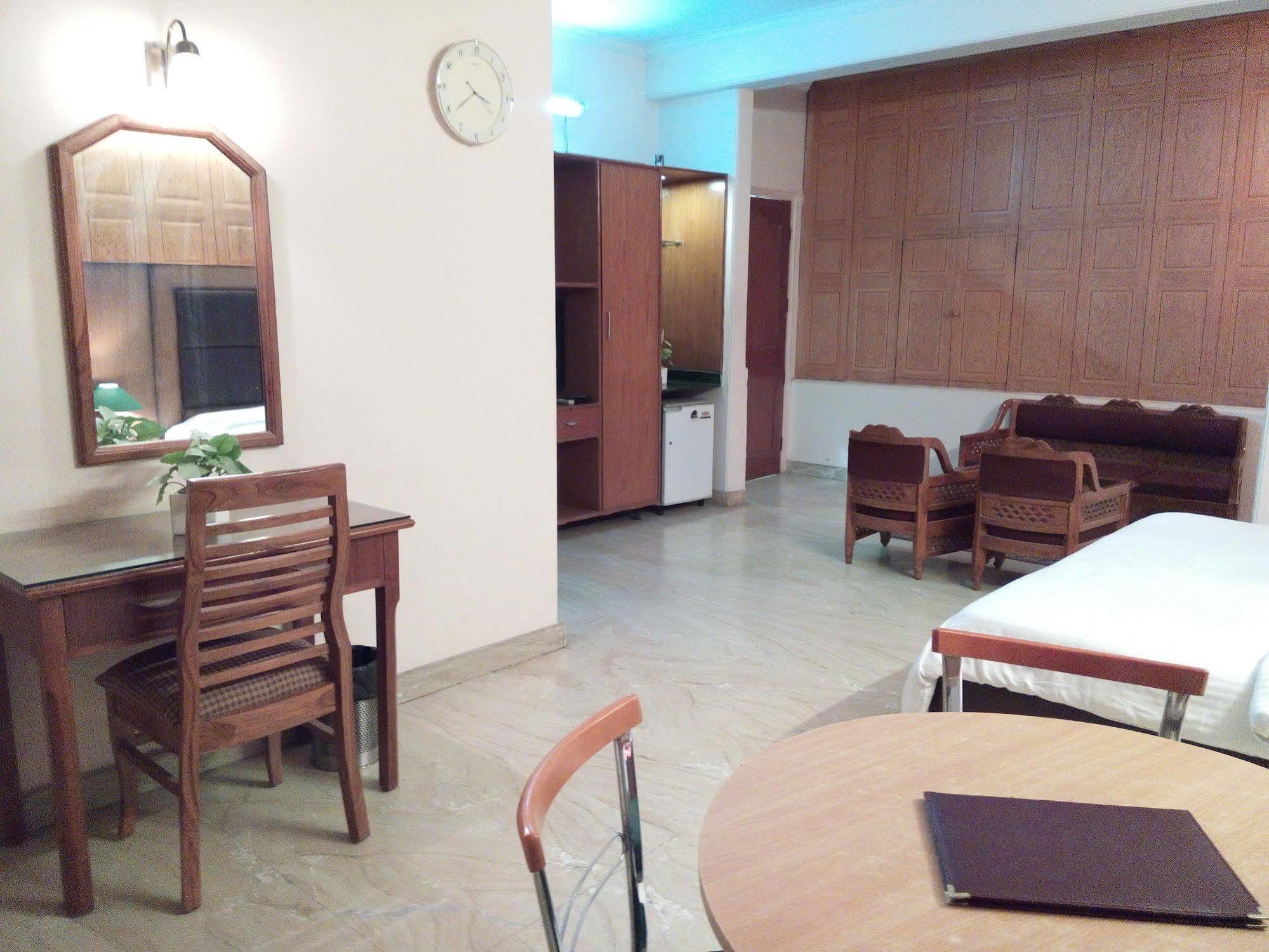 Hotel Queens Residency Gurgaon Ngoại thất bức ảnh