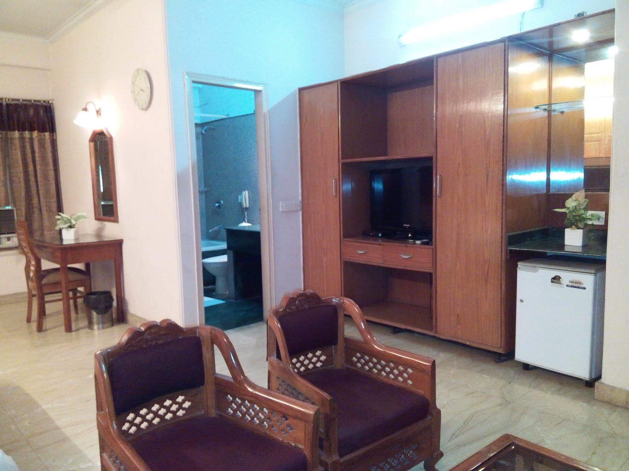 Hotel Queens Residency Gurgaon Ngoại thất bức ảnh