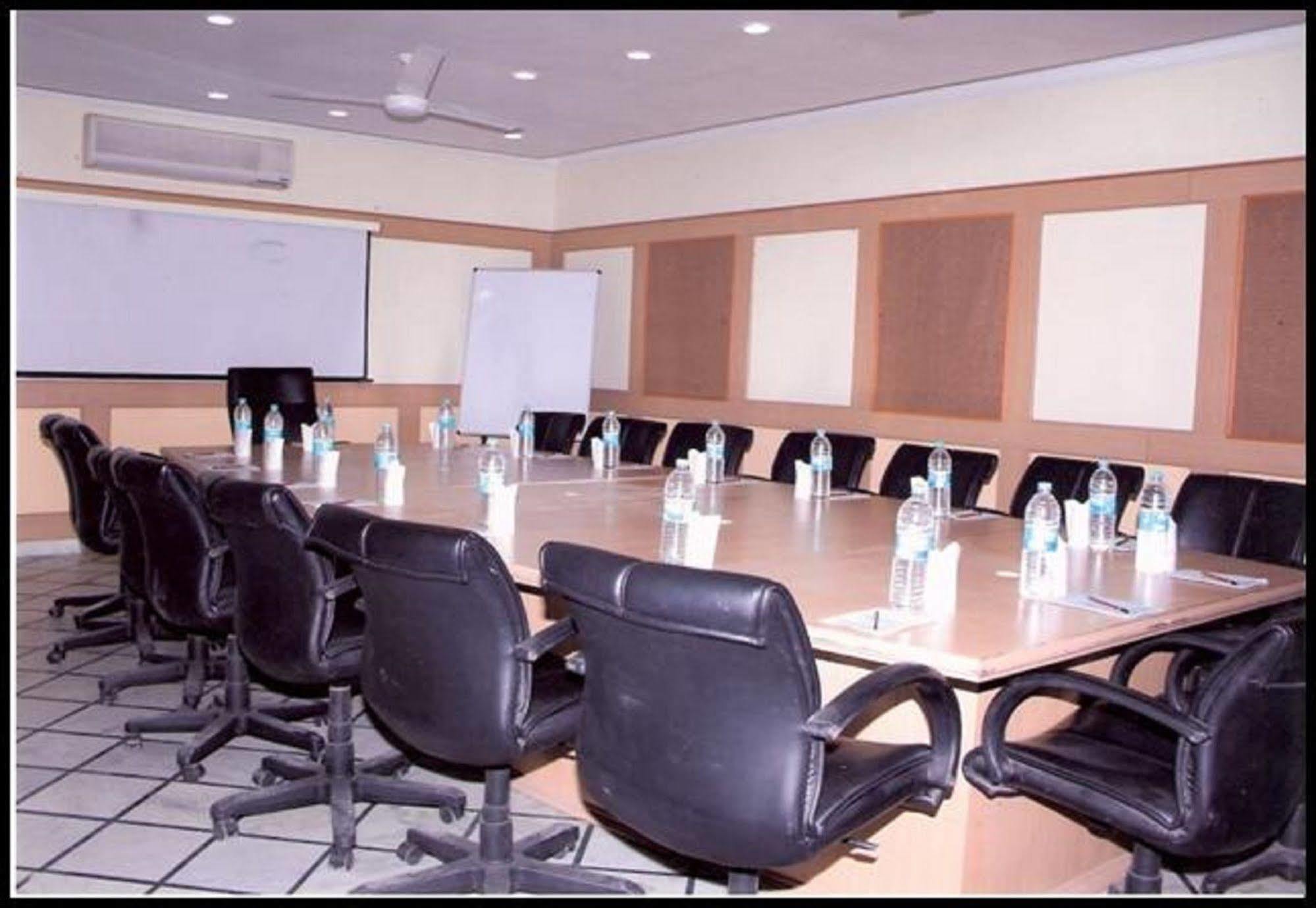 Hotel Queens Residency Gurgaon Ngoại thất bức ảnh